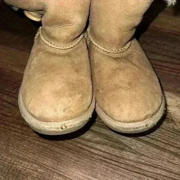 UGG short boots KIDS BAILEY BUTTON - CHESTNUT  no size but fit sz 10 toddler imo - Picture 3 of 6